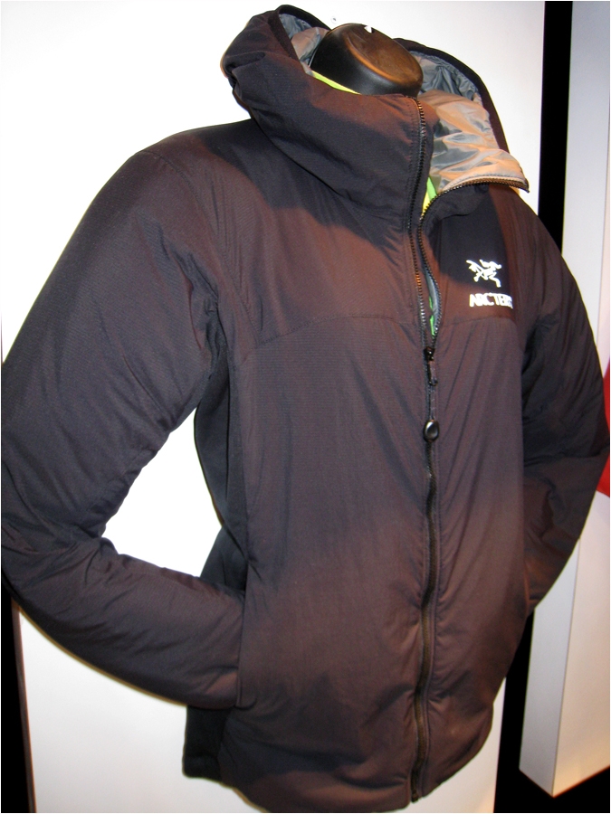 Arcteryx : veste l&eacute;g&egrave;re et compressible Atom.