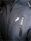 Peak Performance : détail d'une veste avec le nouveau logo de la marque suédoise. 