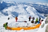 Dimanche, première journée de tournage. Préparation de largage de Géraldine Fasnacht (en wingsuit) par Antoine Montant.