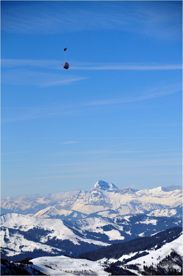 Antoine Montant en infinite tumbling devant les Aravis.