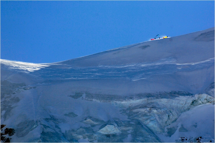 Face nord de l'Aiguille du Midi. Le vol n&rsquo;est pas des plus plaisants, voire aust&egrave;re pour les trois speed riders du team RTP : Antoine Montant, Charlie et Felix Rodriguez. 