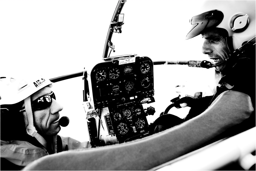 Conversation au sommet entre le pilote et l'assistant de vol.