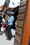 Tous les vainqueurs du Grand Raid ont leur nom sur une plaque. C'est Laurent Niol qui d�tient le record du nombre de victoires : 3.