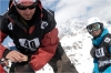 David Allemoz farte les skis, Guilbaut Colas attend son tour.