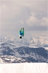 un superman dans le ciel de Val Thorens.