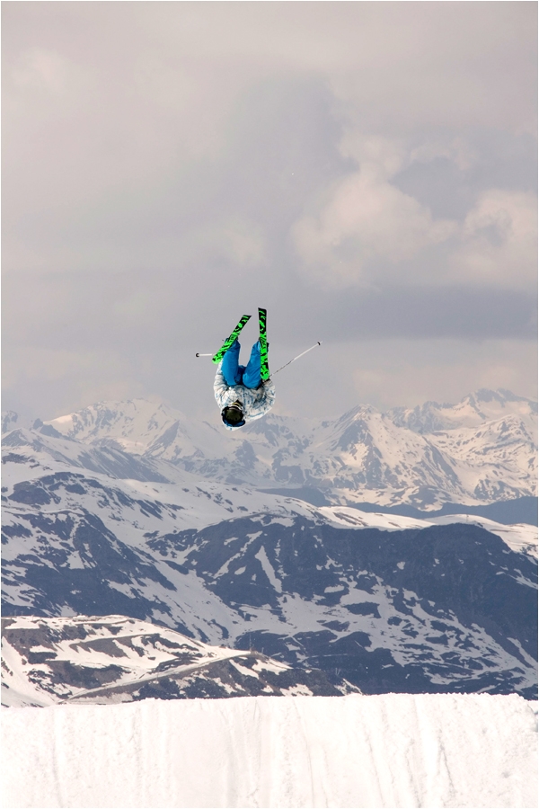 un superman dans le ciel de Val Thorens.