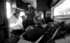 Andy, Sbrava et Samy chillent dans le camping car lors d'un road trip en italie