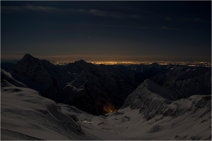 Les lumi&egrave;res de Milan, au loin.