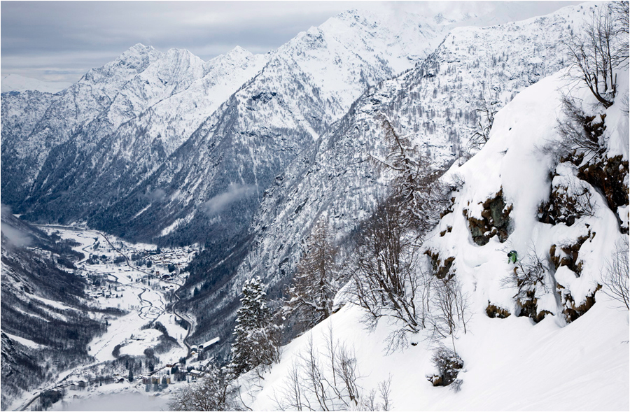 Callum Petit dans le paysage typique de la vall&eacute;e d'Alagna.