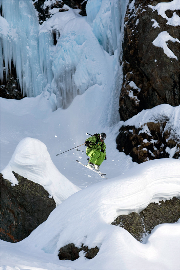 Callum Petit joue &agrave; saute-mouton sur le terrain vari&eacute; d'Alagna.