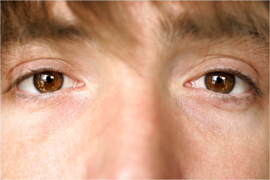 2004. Ses yeux sont en g&eacute;n&eacute;ral cach&eacute; derri&egrave;re son masque.