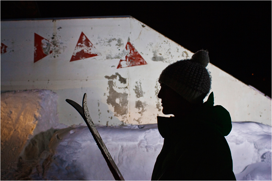 Val d'Is&egrave;re. Ambiance nocturne sur le mur que j'ai &eacute;clair&eacute; alors qu'il remonte pour sauter. 
