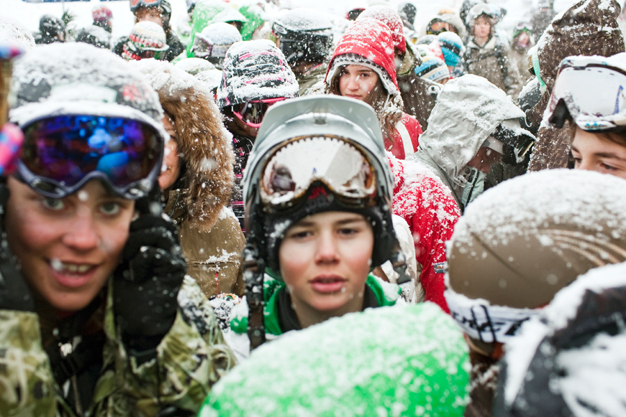 La Clusaz-Les fans attendent sous la neige pendant l&rsquo;Invitationnal.