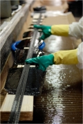 Imprégnation de colle des éléments : carres, noyaux, fibre.