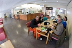 c'est dimanche, c'est l'affluence au seul resto de la station