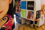 des bottes fourrées dans une cabine mystérieuse