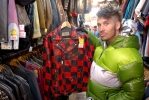 Victor, dans le magasin de frippes Rocks d'Otaru. Avec sa nouvelle coupe.