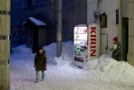 un distributeur et des enfants qui jouent dans la neige. Bienvenue à Hokkaido