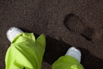 drôle de sensation que de marcher dans le sable soir en boots de snow