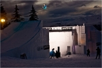 Le snowboarder Remy Lamouzere grab dos.