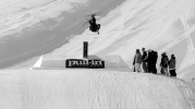 Guillaume Sbrava en sortie flat 5 de la canon box, sous le regard des riders