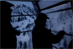 Une oreille sur la radio, un oeil sur la montagne : direction high camp.