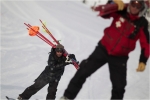 Guide de haute montagne ce n'est pas seulement être accroché à ses piolets dans les faces nord, c'est aussi du transport du matériel sur la piste... à plat.