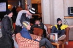le groupe Freeski Project devant l'écran revit les X d'aspen. Encore plus émouvant car les commentaires sont en français par Charlie Belemin et Lecuyer