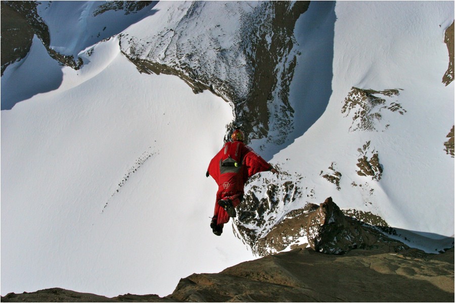 Antarctique : premier saut en wingsuit