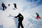 L'équipe du PH01 et les shappeurs de la Plagne finissent le travail à la pelle.