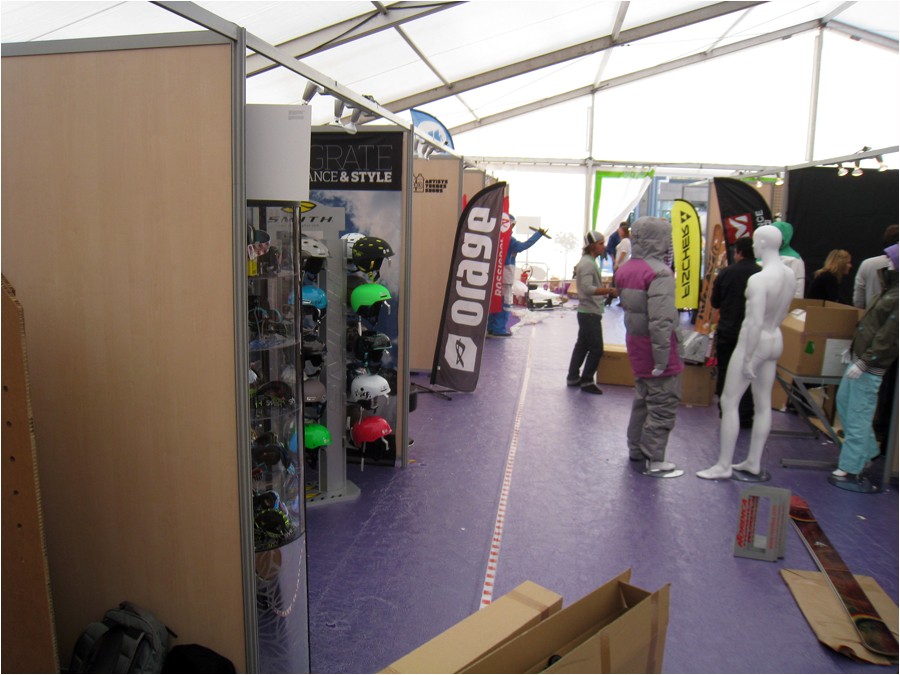 Les stands de marques en construction. 