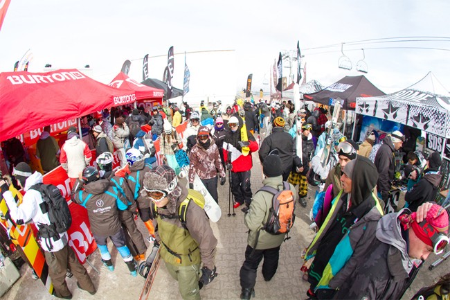 Skieurs cach&eacute;s dans le village test