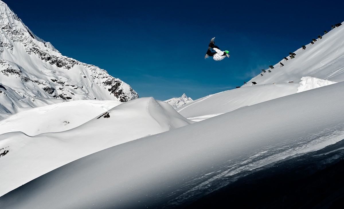 Thibaut 'Pom' Pomarat &agrave; Tignes, dans la combe Folle, en under 7 back.