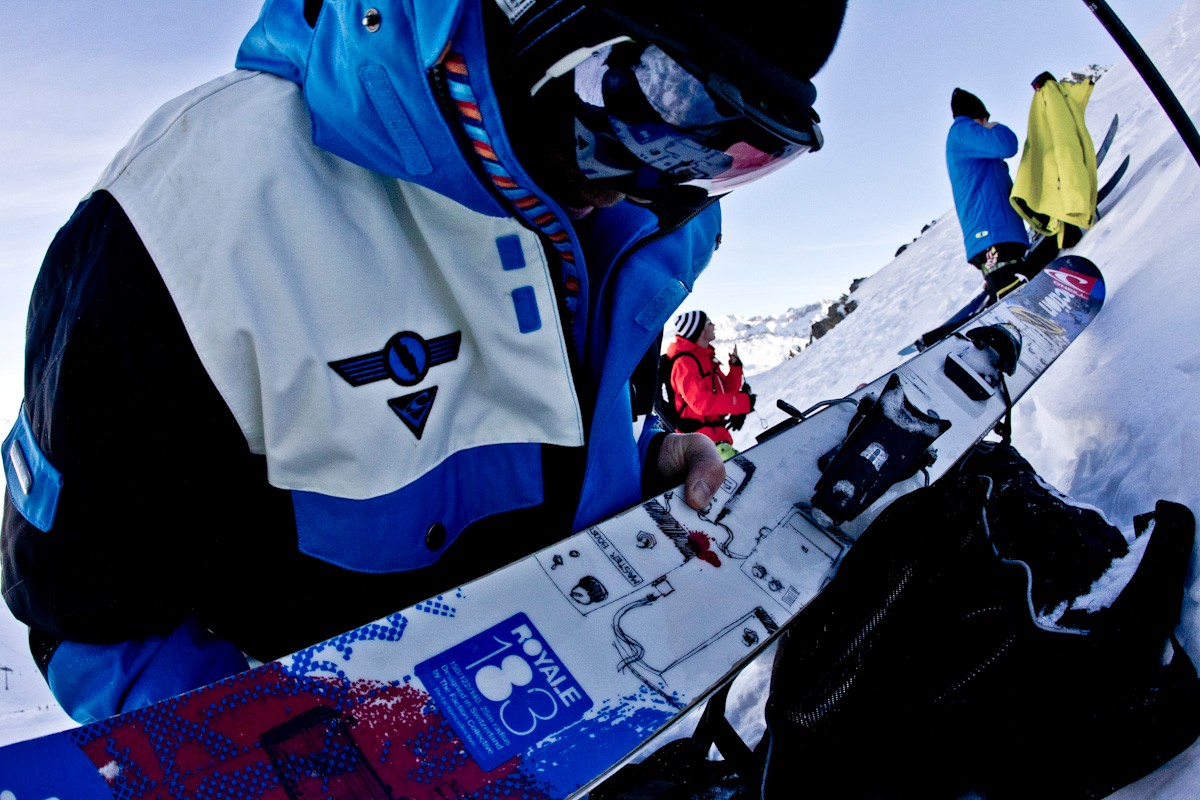 10h14. Arnaud Rougier, accompagne des autres riders, se prepare pour monter au sommet de la face de l'Eyssina. 40 minutes de marche pour checker la face. 