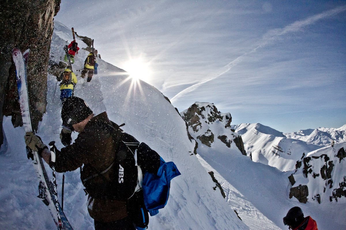 11h02. Dernier coup de cul pour acceder au fameux couloir. Sous un soleil de plomb, le moral est bon et les troupes sont au rendez-vous ! 
