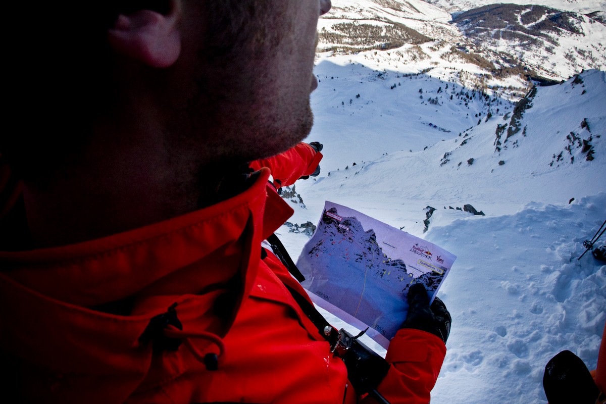 11h30. Charlie Bellemin, en shaper et accompagnateur pour les reconnaissances, donne les derniers details aux riders pour pouvoir choisir la ligne ideale. 