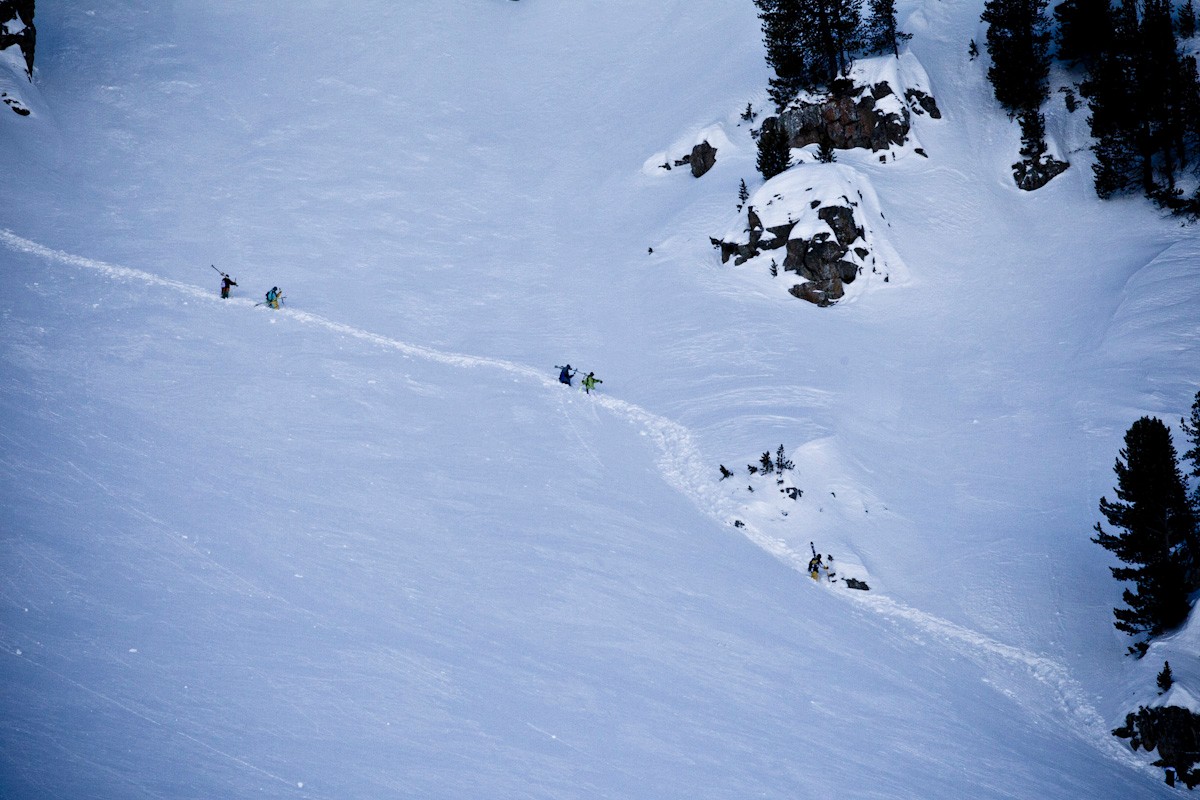 13h40. Fin de la face, les riders, toujours a pied en finissent avec la reconnaissance. 