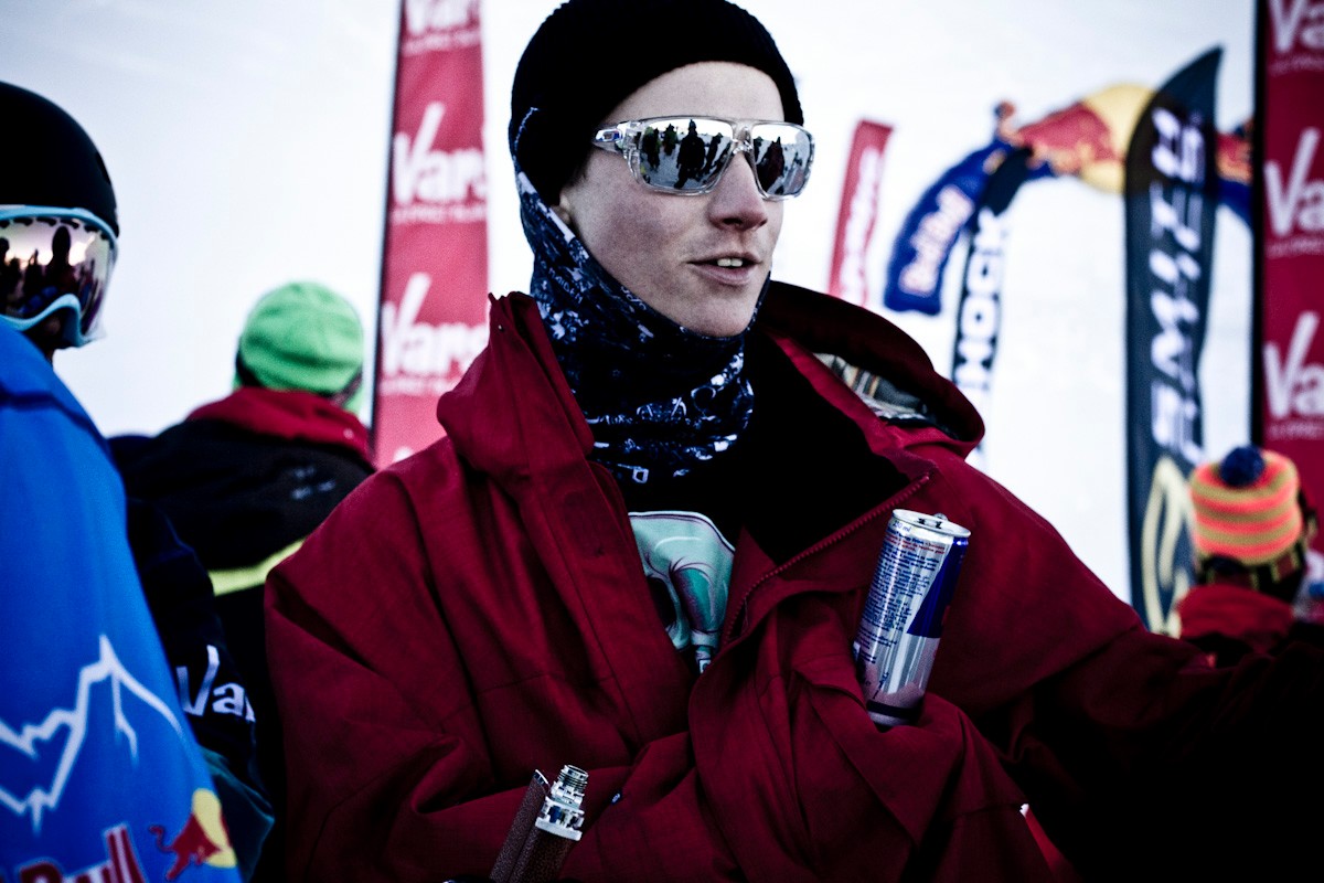 Paddy Graham, bras en echarpe suite a une chute dans l'air d'arrivee