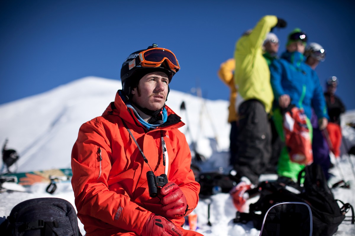 Samedi, 12h37. Nous voici au pied de la face, apr&egrave;s 1h de t&eacute;l&eacute;cabine pour rejoindre les sommets de Courmayeur et 30 minutes de marche d&rsquo;approche,  je d&eacute;couvre la face. Je fais mon choix de ligne : centrale, rapide et engag&eacute;e avec un petit saut de cliff