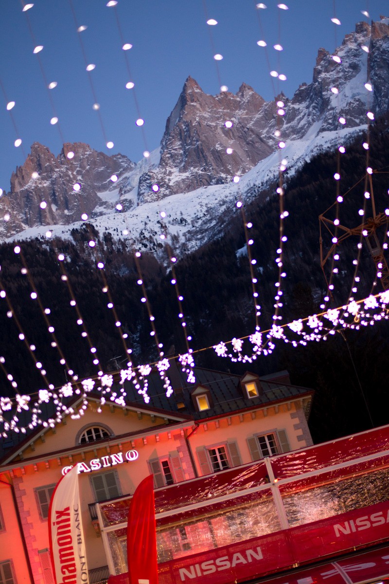 Avant la c&eacute;r&eacute;monie d&rsquo;ouverture, coucher de soleil sur les hauteurs de Chamonix.