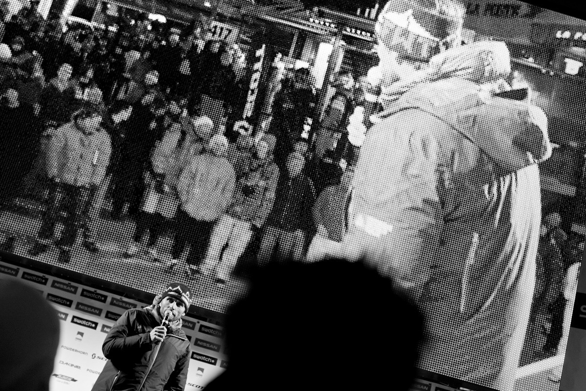 17h54. Nicolas Hale-Wood ouvre le FWT 2011 au centre de Chamonix. Pr&eacute;sentation des riders, tirage des dossards, et premi&egrave;re sc&egrave;ne pour moi. La pression monte&nbsp;!