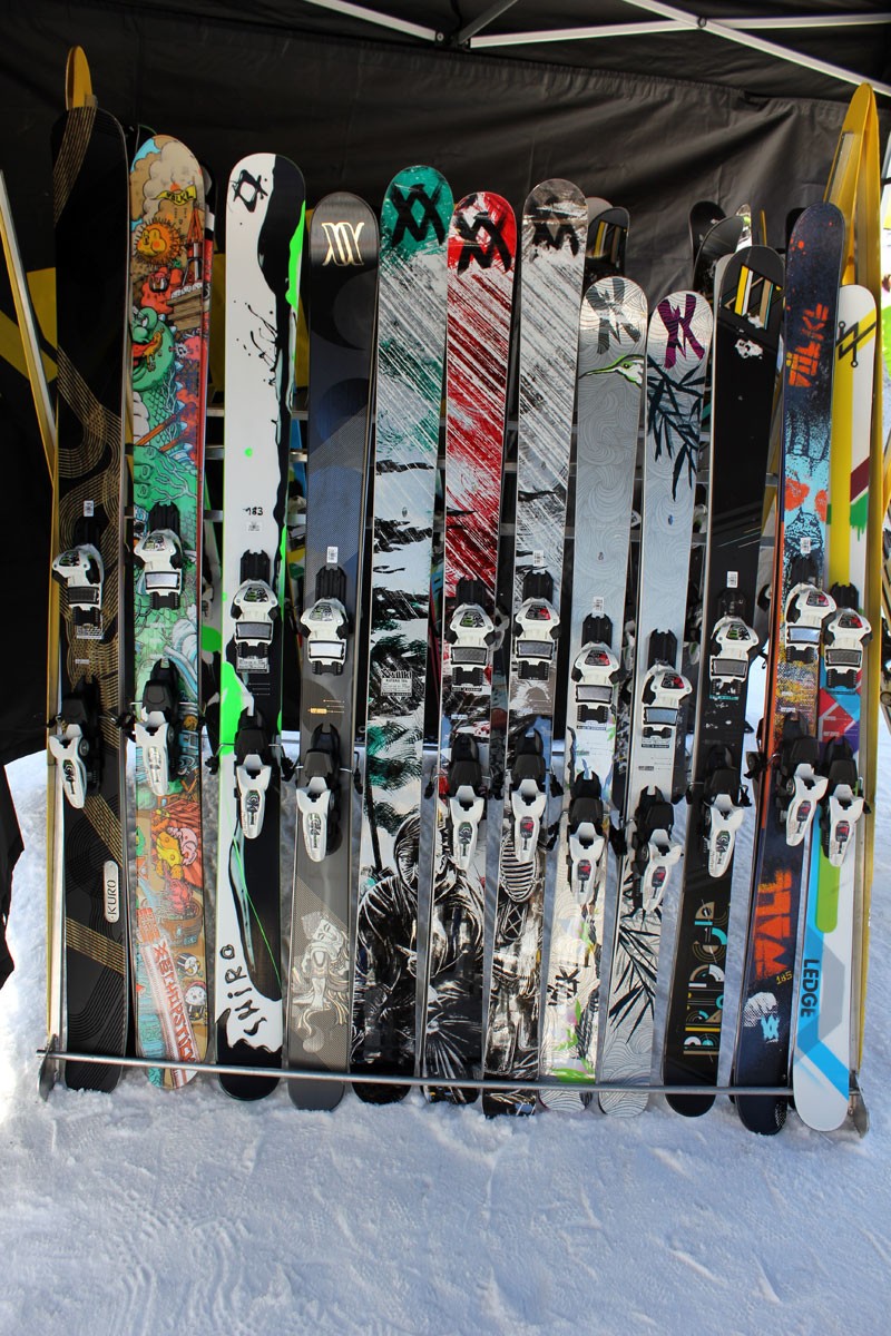 Gamme freeski, de g a d. Le plus large est le Kuro, tout a gauche.
