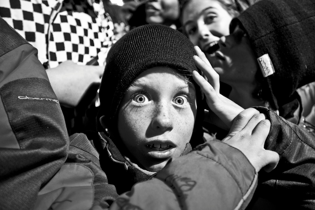 Gar&ccedil;on surpris dans la foule .