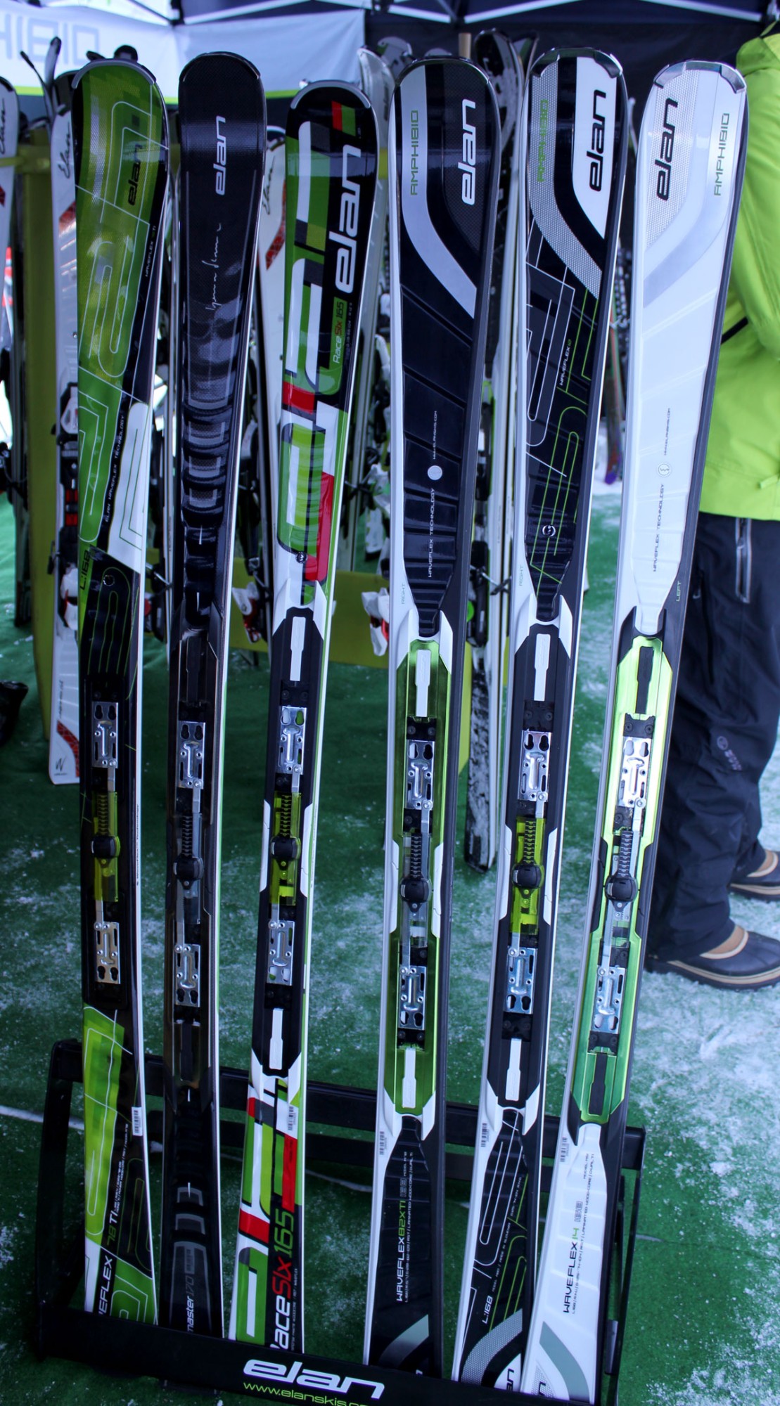 (de g a d) 78 Ti, Wavemaster, SLx Race et les 3 modeles Amphibio 