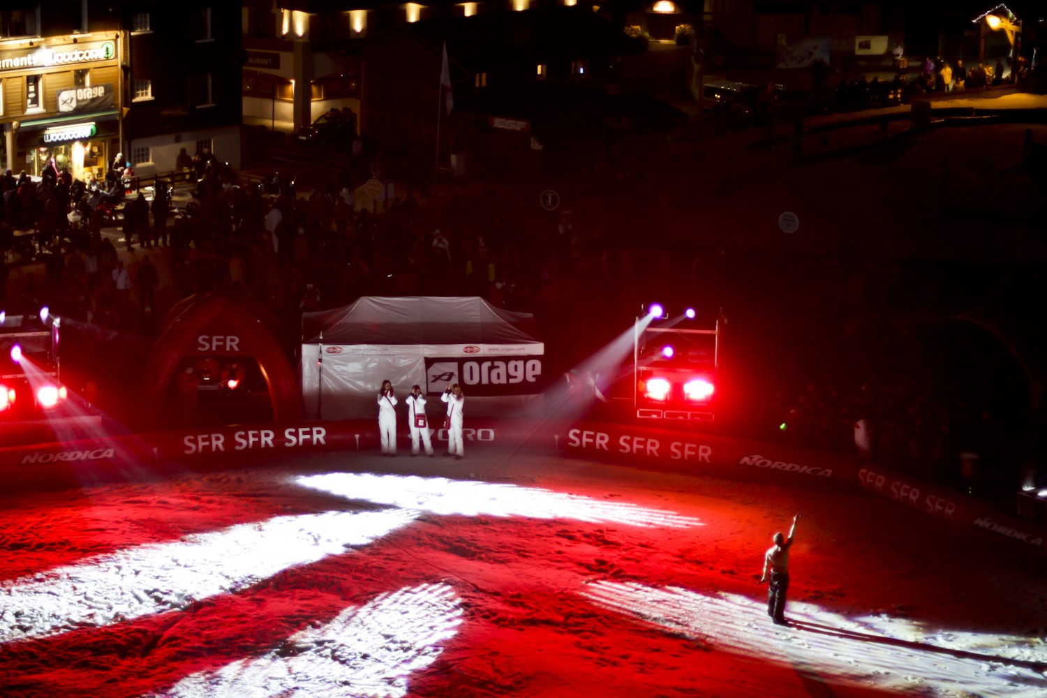  Un show nocturne avec &eacute;cran g&eacute;ant et travelling, on rigole pas &agrave; la Clusaz !