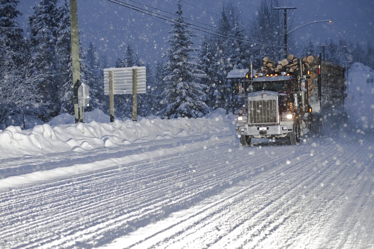 10h de route enneig&eacute;...m&ecirc;me les trucks charg&eacute; de bois nous doublent !