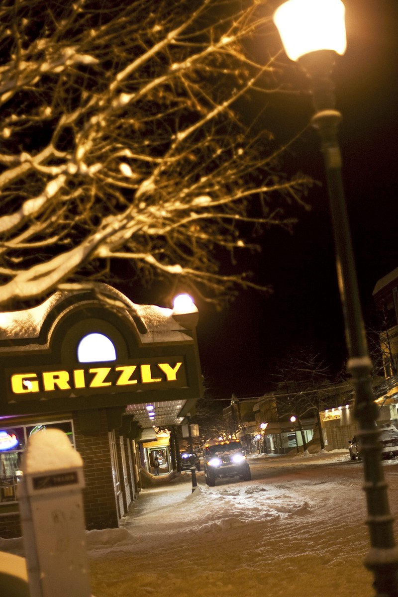 Les rues de Revy la nuit et ses bars de Ricains.