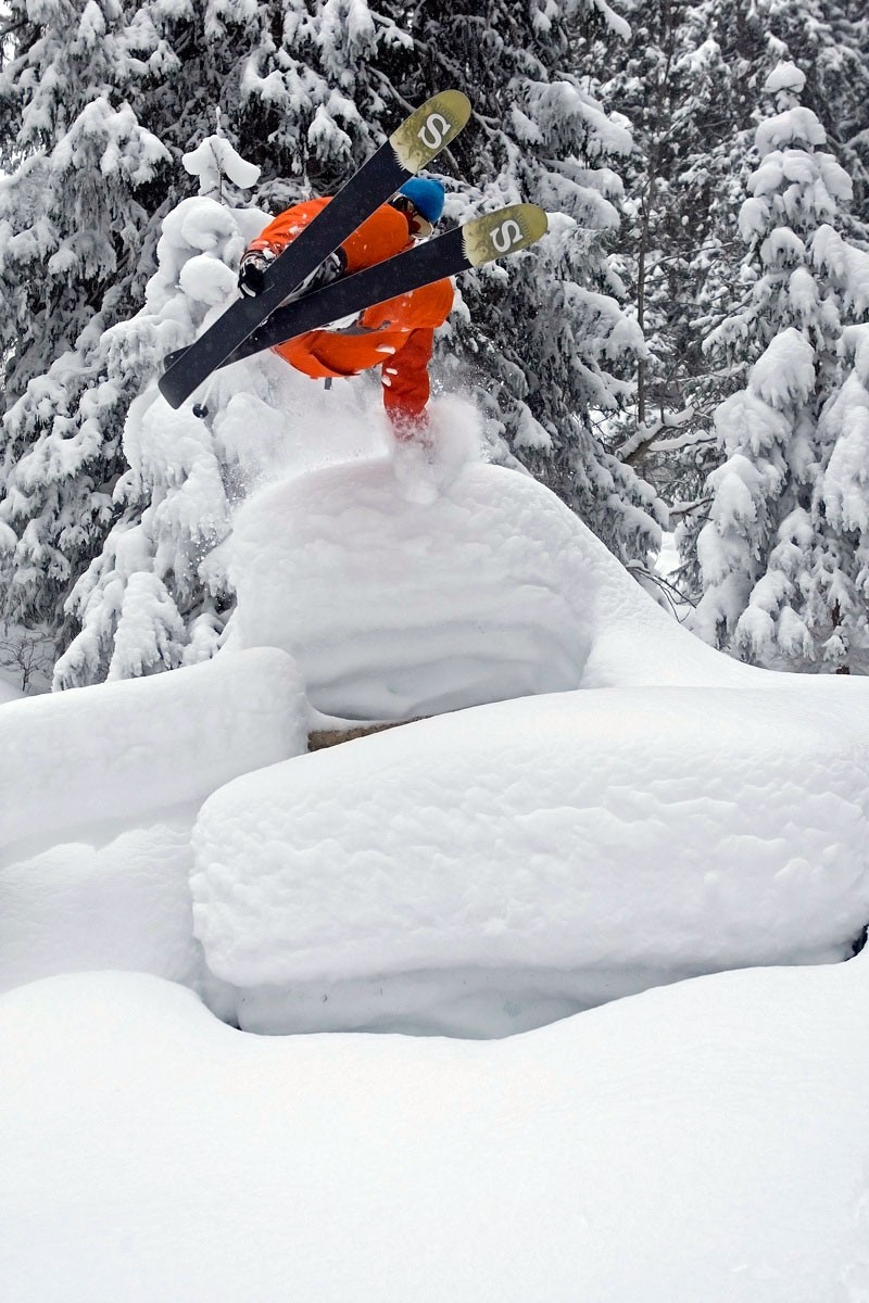 Le hand drag ou l'incursion du skateboard dans le ski. Le skate, une source de cr&eacute;ativit&eacute; et d'inspiration sans fin. &copy;Oskar Enander