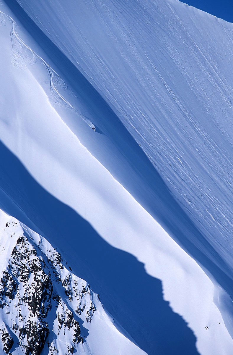 T&ocirc;t le matin &agrave; Haines (Alaska), Kaj est &agrave; fond dans un run parfait, je suis dans l'h&eacute;lico avec un angle id&eacute;al - 2003. 