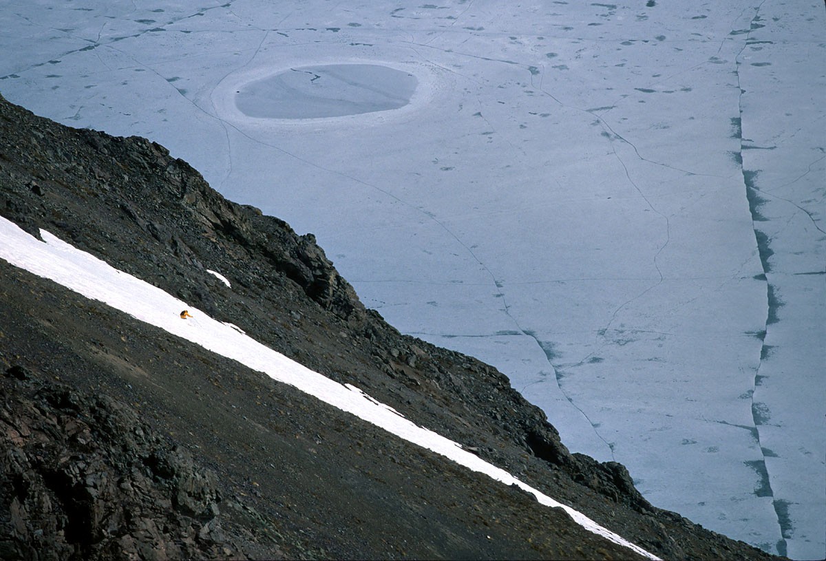 Face sud &agrave; Portillo (Chili), Kaj skie une langue de neige jusqu'au lac gel&eacute; - 2003.